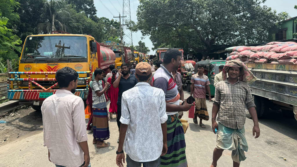 চাঁদাবাজির অভিযোগে ট্যাংকলরি শ্রমিকদের মহাসড়ক অবরোধ
