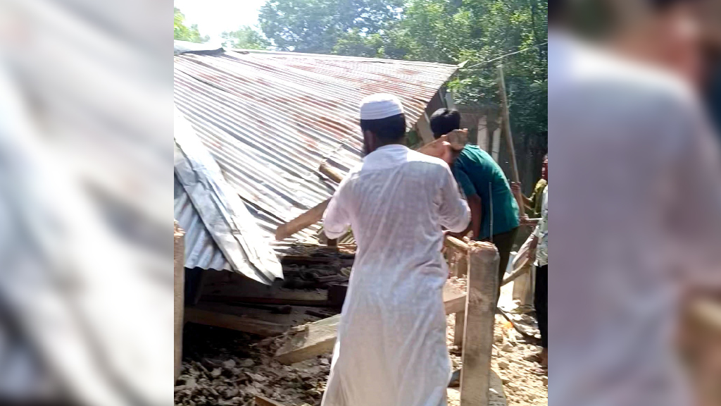 শাহজাদপুরে মাদক কারবারির বাড়ি ভাঙচুর