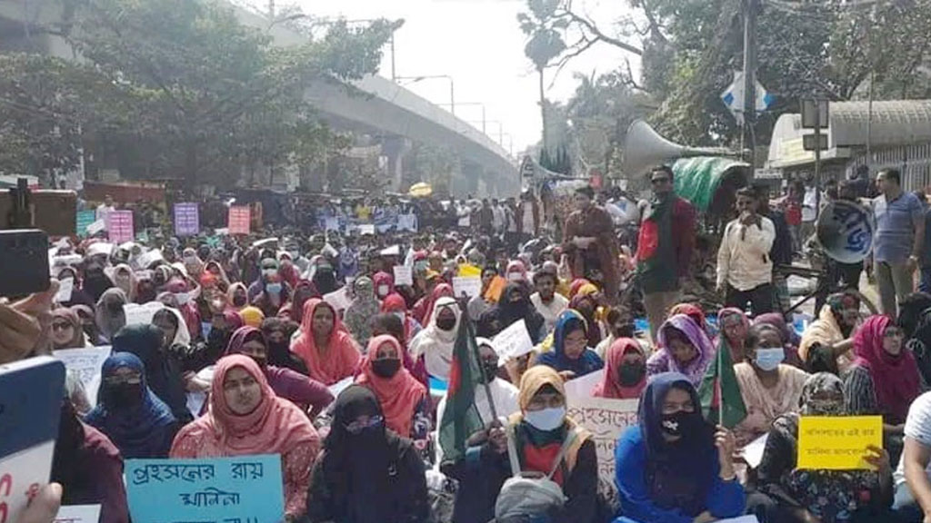 তৃতীয় দিনের মতো কর্মবিরতিতে সরকারি প্রাথমিকের সহকারী শিক্ষকেরা