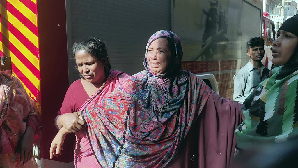 আগুনের কালো ধোঁয়ার ভেতর আলো হয়ে উঠলেন শাহীন