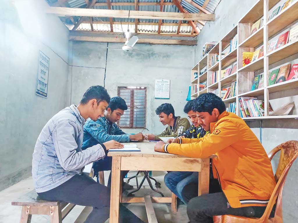 আলো ছড়াচ্ছে শশীভূষণ গ্রন্থাগার