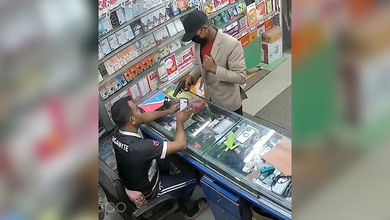 রাজধানীতে দোকানে ঢুকে পিস্তল-ছুরি ঠেকিয়ে ছিনতাইয়ের চেষ্টা