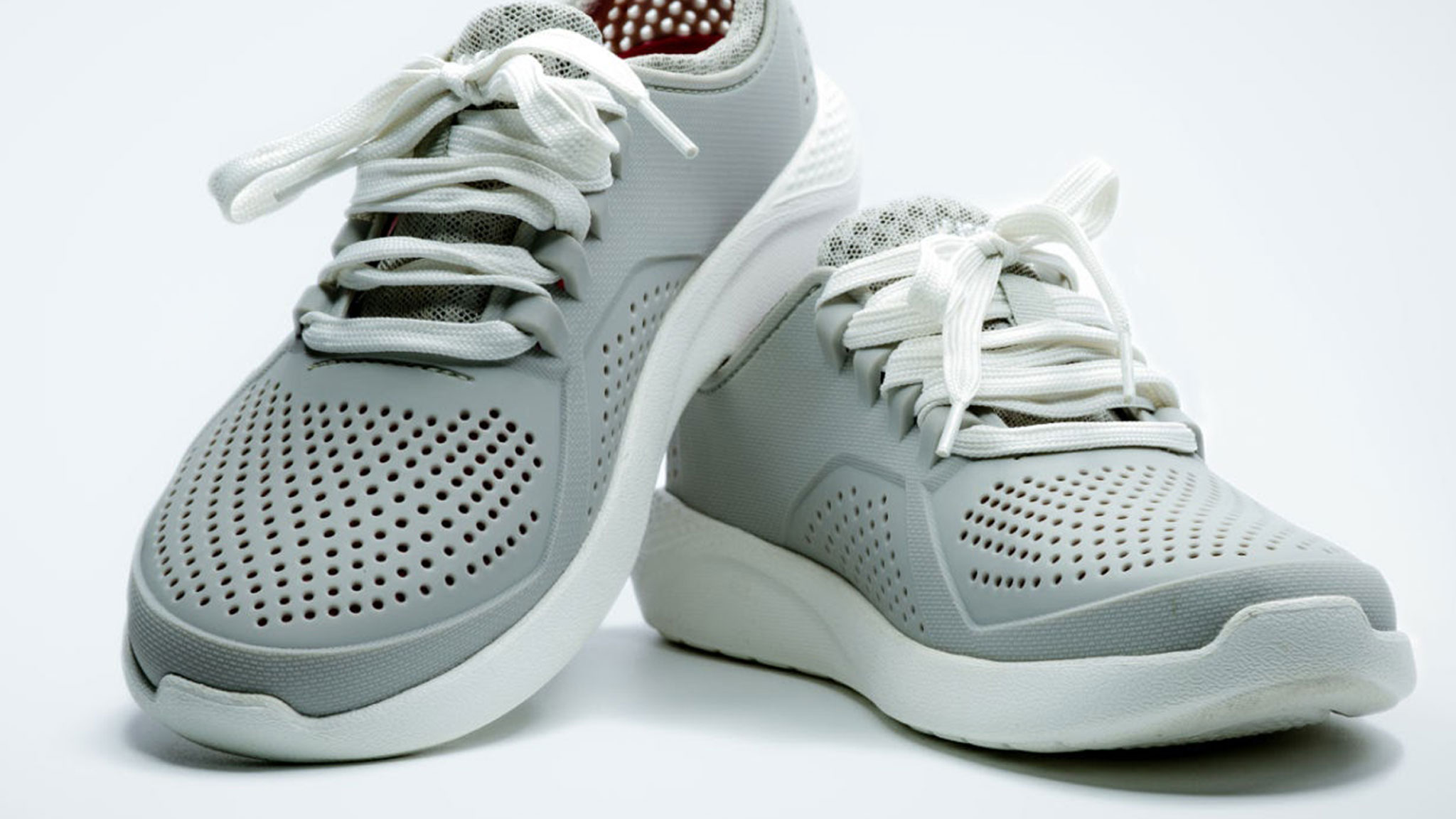 জুতার দুর্গন্ধ দূর করার ৪ উপায়