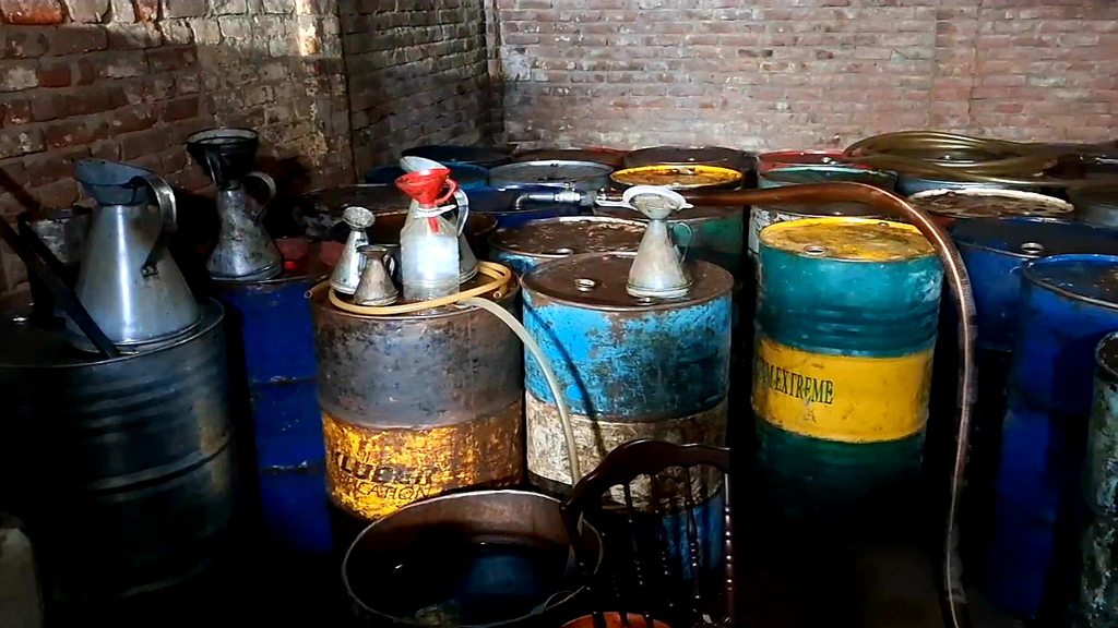 শরীয়তপুরে অবৈধভাবে মজুত ৭ হাজার লিটার ডিজেল জব্দ, জরিমানা