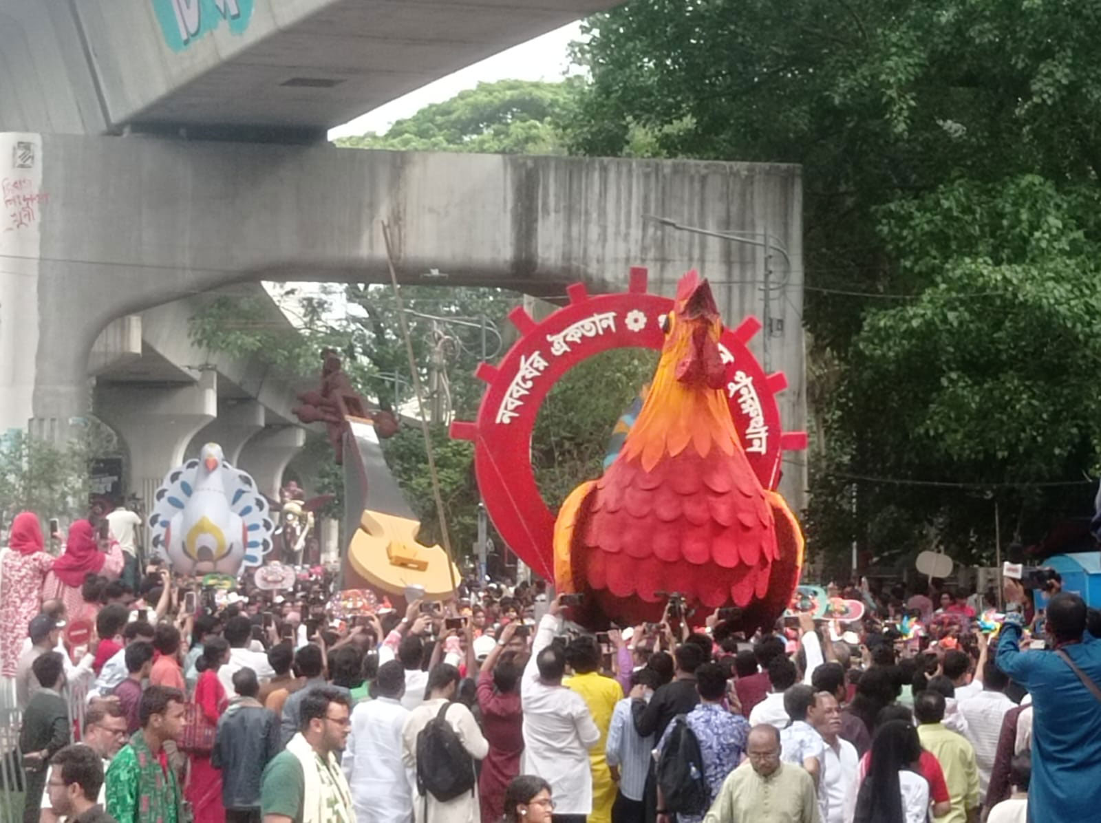 বর্ণিল ‘বৈশাখী শোভাযাত্রা’য় বর্ষবরণ চারুকলায়