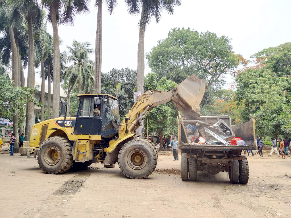 সোহরাওয়ার্দী উদ্যানে চলছে উচ্ছেদ অভিযান