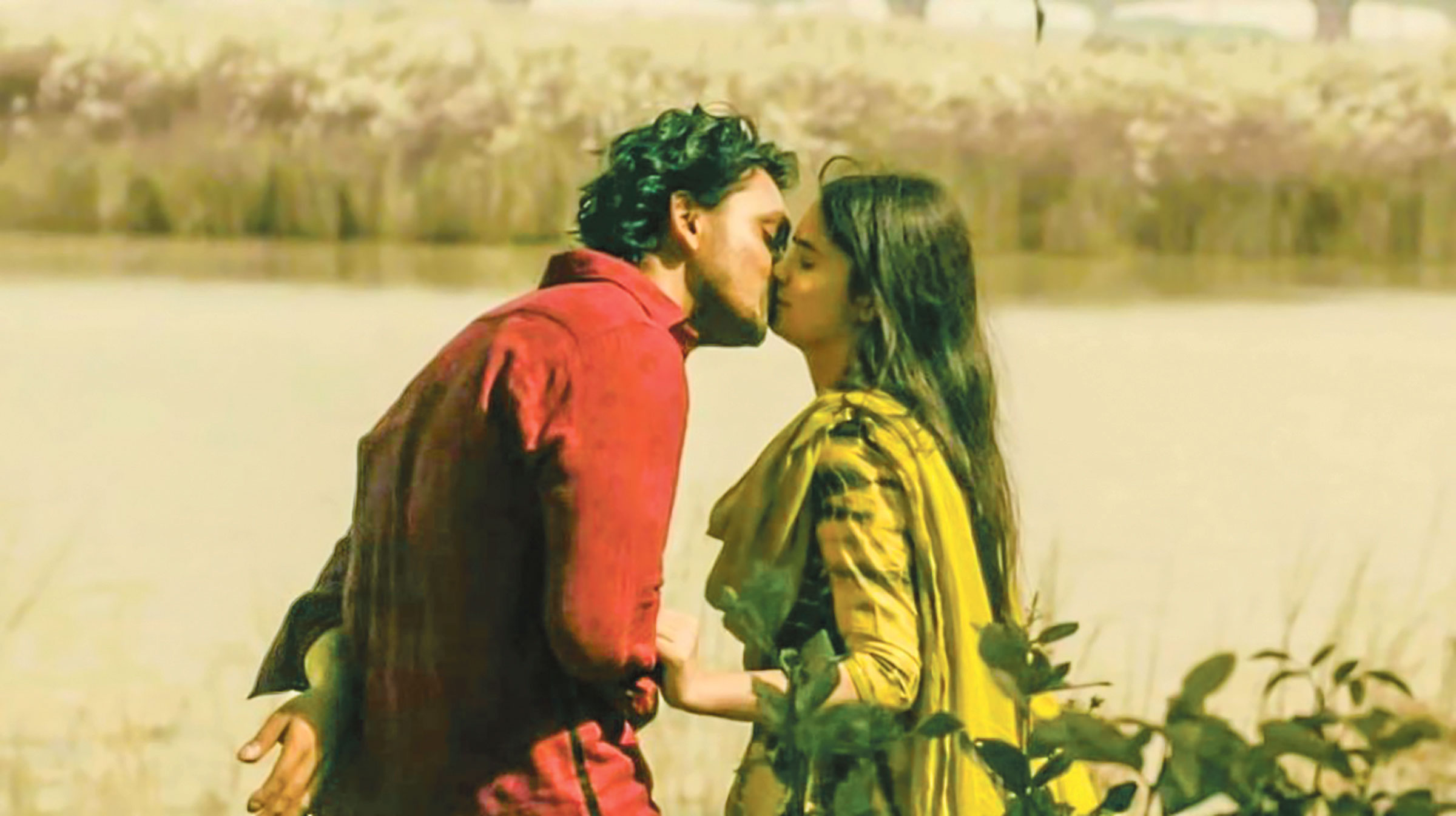 আলোচনায় শুভ-ঐশীর অন্তরঙ্গ ছবি