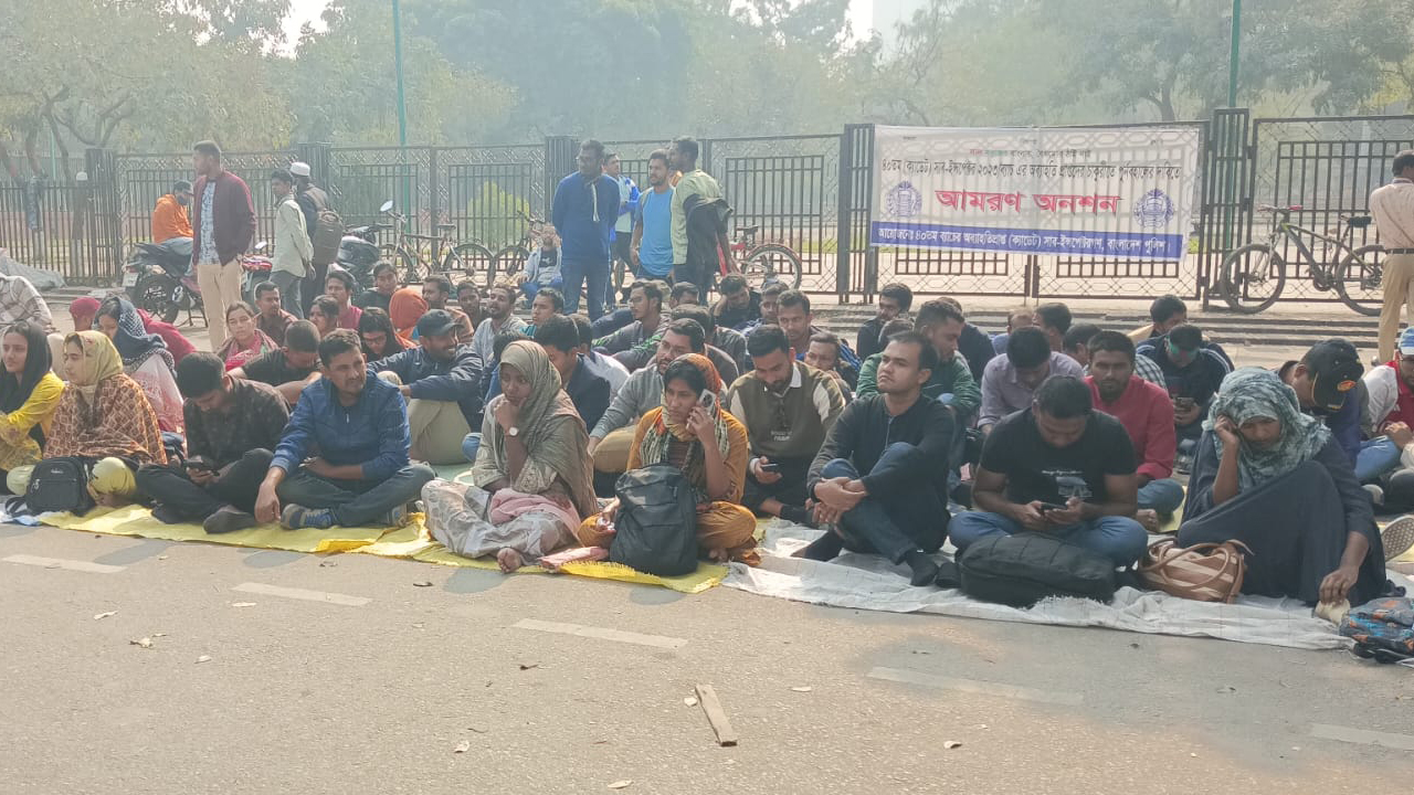 কাফনের কাপড় জড়িয়ে সচিবালয়ের সামনে অনশনে চাকরি হারানো এসআইরা