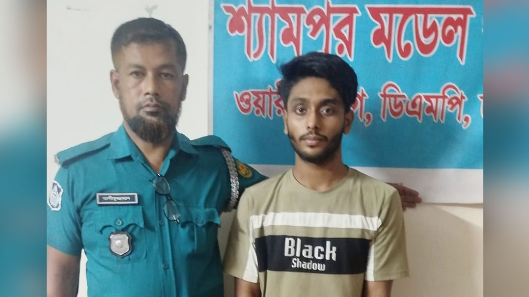 রাজধানীতে বাসে আগুন দেওয়ার চেষ্টা, ছাত্রলীগকর্মী গ্রেপ্তার