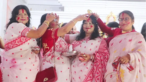 বিদায়ের সুর আর রক্তিম সিঁদুর খেলায় মাতোয়ারা নওগাঁর নারীরা