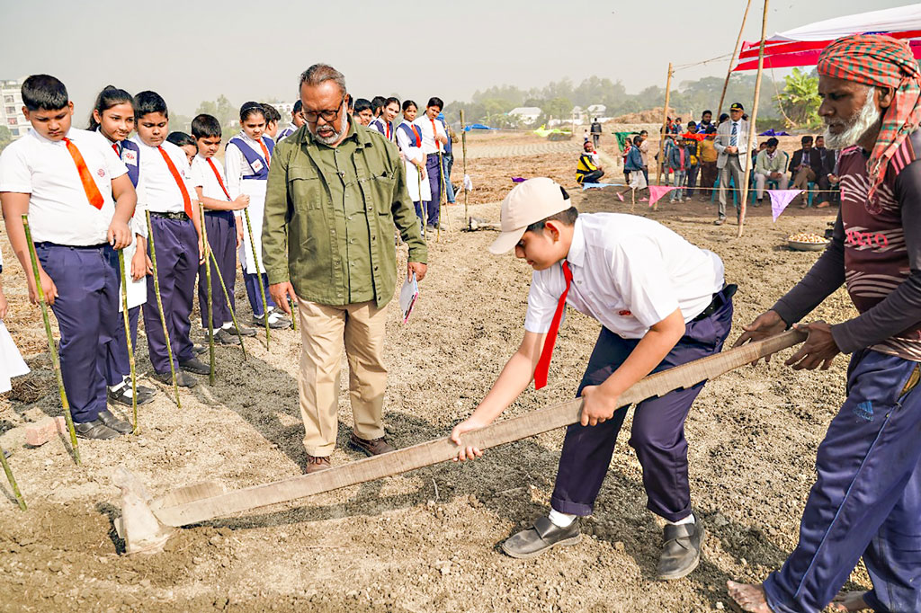 ফিরে চল মাটির টানে