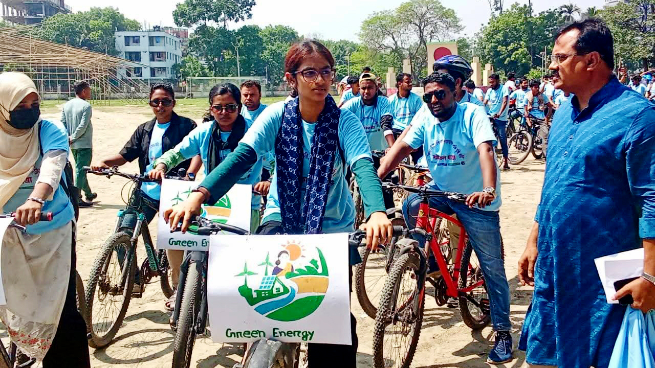 জ্বালানি ও জলবায়ু সংকট মোকাবিলায় মানিকগঞ্জে সাইকেল শোভাযাত্রা