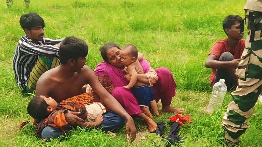দুই অসুস্থ শিশুসন্তান নিয়ে দুদিন ধরে সীমান্তের শূন্যরেখায় দম্পতি: ‘আমরা বাঁচতে চাই’