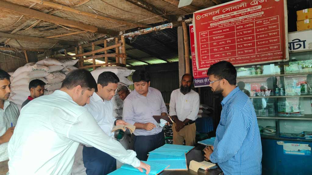 সংবাদ প্রকাশের পর অভিযান: সিংগাইরে দুই সার ব্যবসায়ীকে জরিমানা