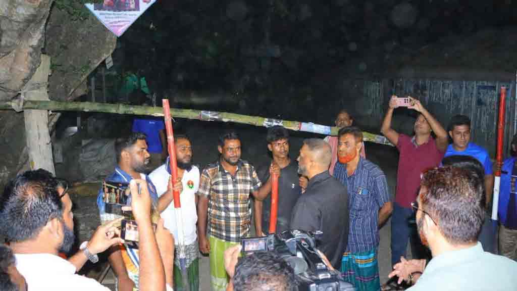 গরু চুরি ঠেকাতে সড়কে ব্যারিকেড, রাত জেগে পাহারা