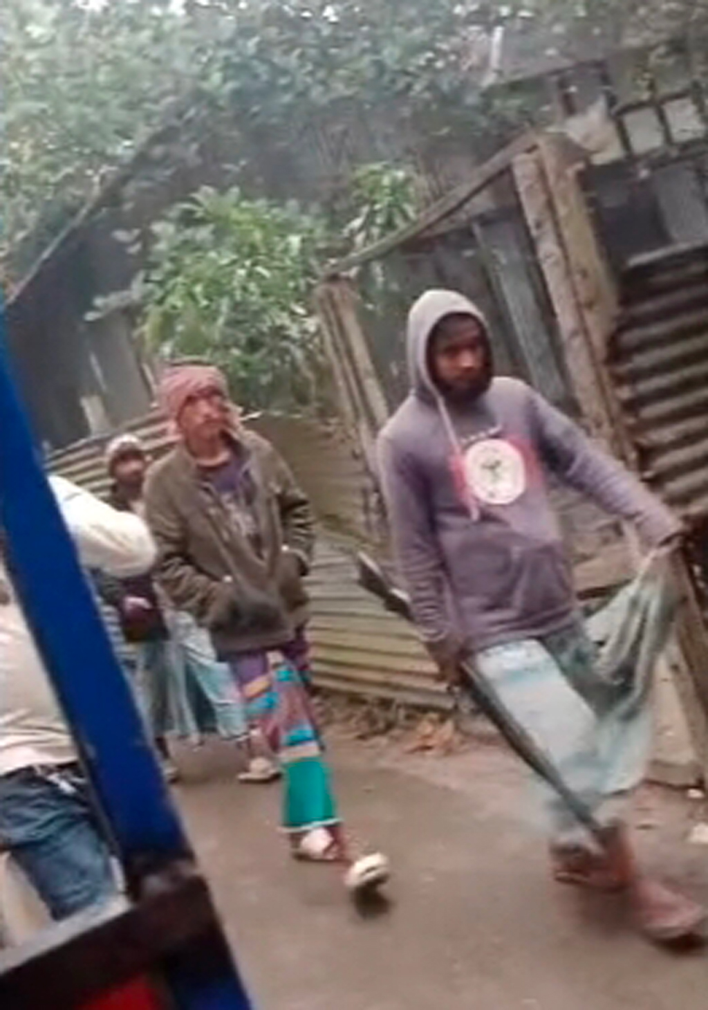 দুই পক্ষের সংঘর্ষে কয়েকজনকে অস্ত্র হাতে দেখা যায়। ছবি: সংগৃহীত