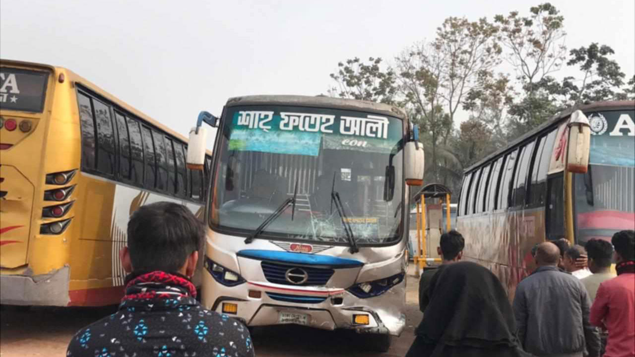 সিরাজগঞ্জে বাসচাপায় বিদ্যালয়ের অফিস সহকারীসহ নিহত ২