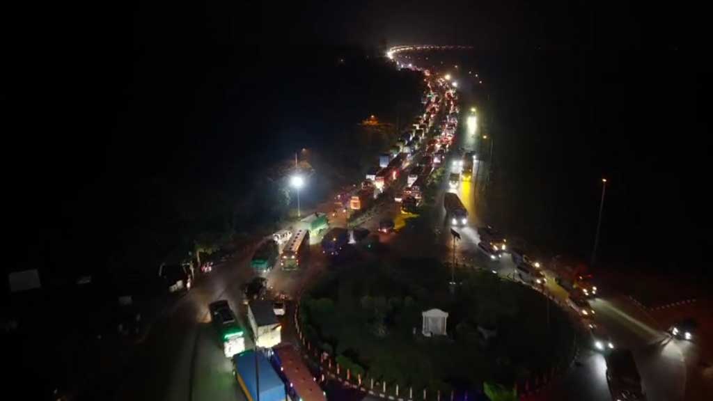 যমুনা সেতুতে বাসের পেছনে আরেক বাসের ধাক্কায় নিহত ১, যান চলাচল বন্ধ
