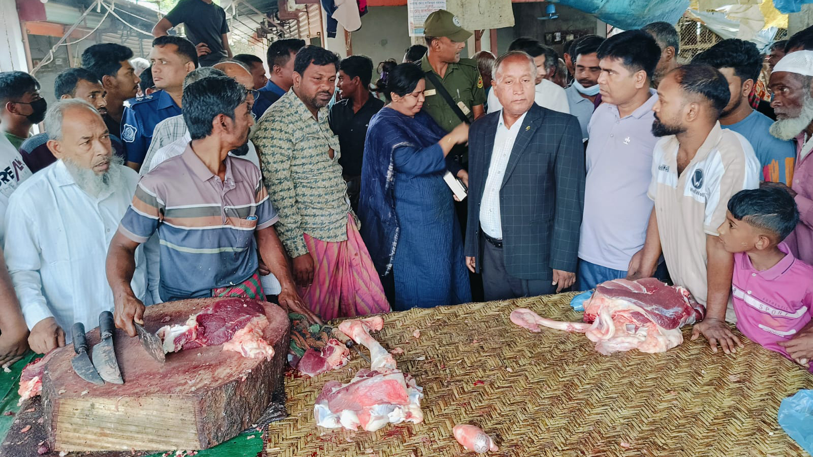 গরুর মাংসের দাম ৮০০ টাকা নেওয়ায় দুই ব্যবসায়ীকে জরিমানা