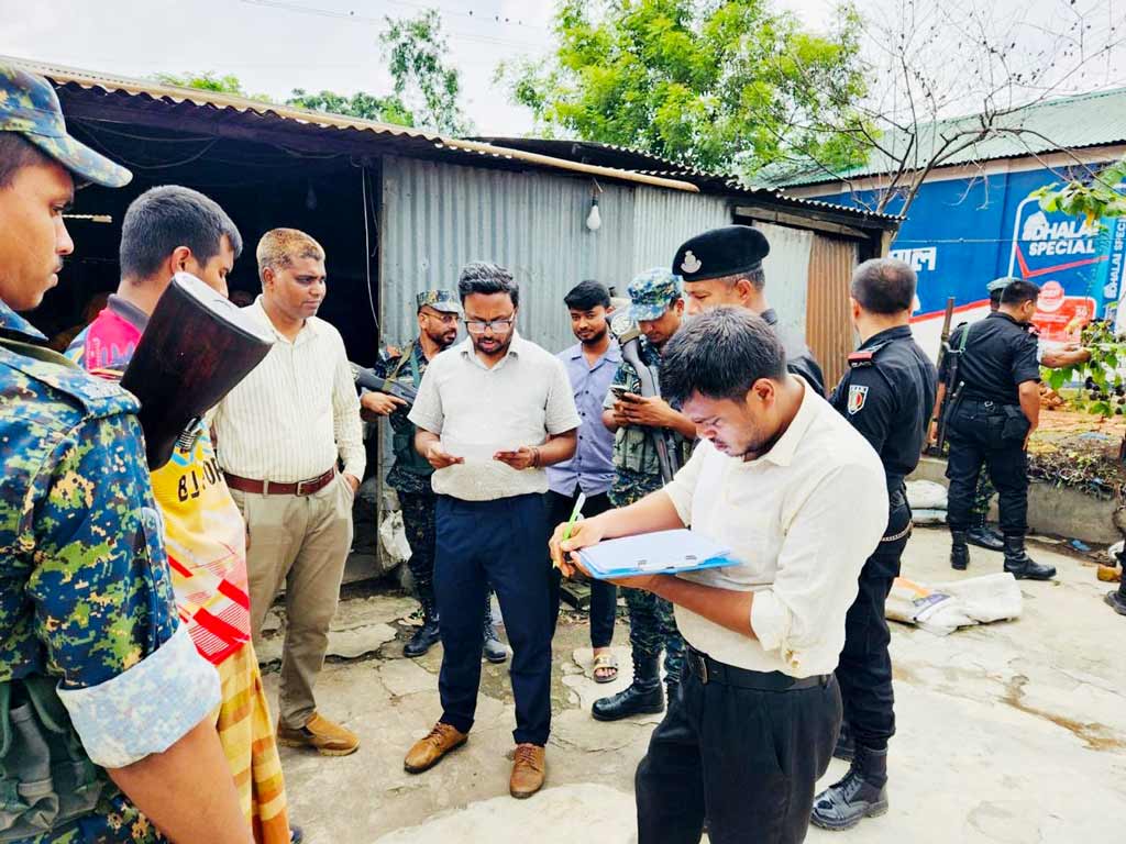 মোড়কে লেবেল-মূল্যতালিকা নেই, সিরাজগঞ্জে দুই প্রতিষ্ঠানকে জরিমানা