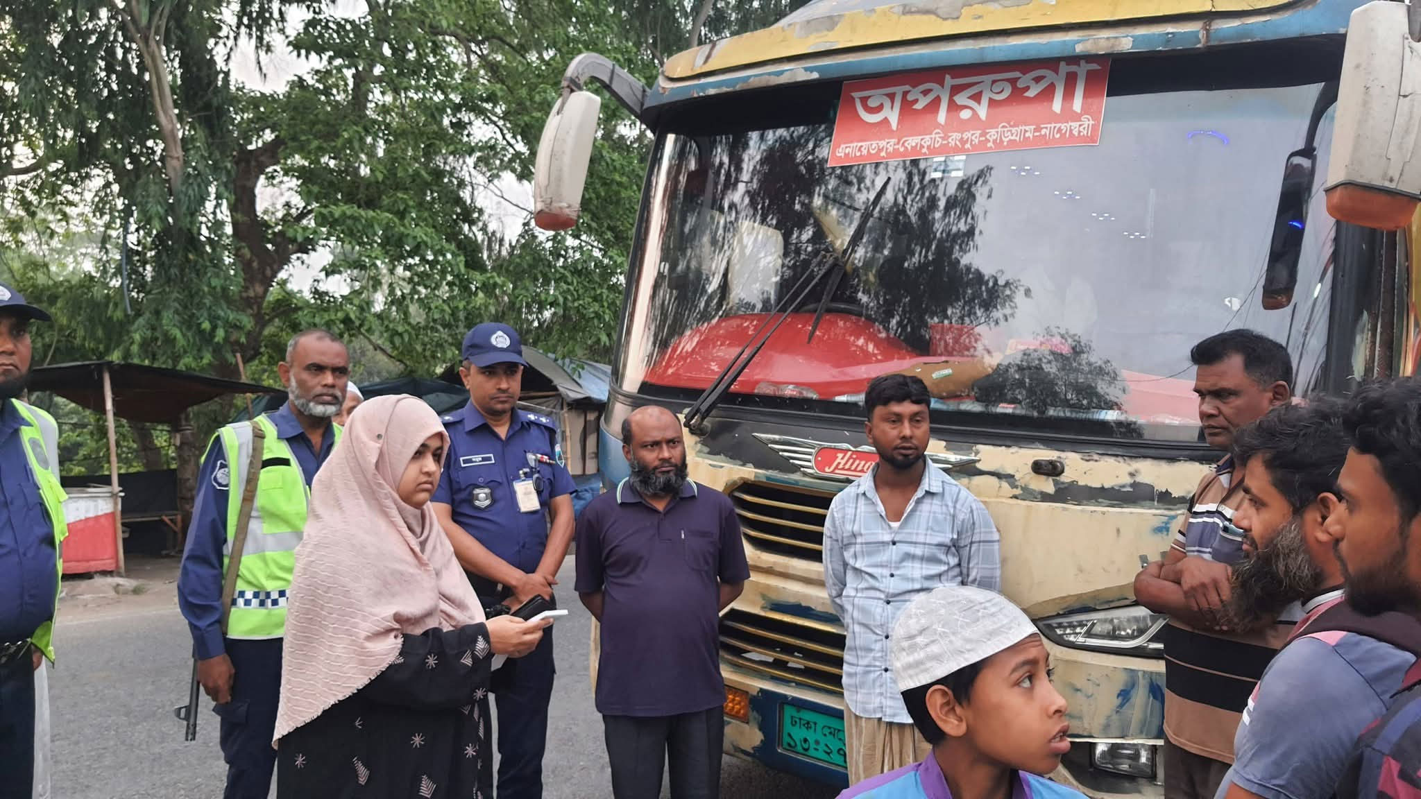 অতিরিক্ত ভাড়া নেওয়ায় বাসের সুপারভাইজারকে জরিমানা, যাত্রীদের টাকা ফেরত