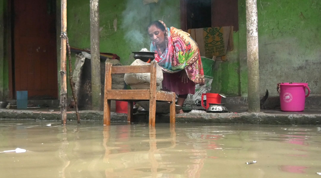 বৃষ্টি নামলেই বাড়ির উঠানে হাঁটুপানি, দুর্ভোগে সিরাজগঞ্জ পৌরবাসী