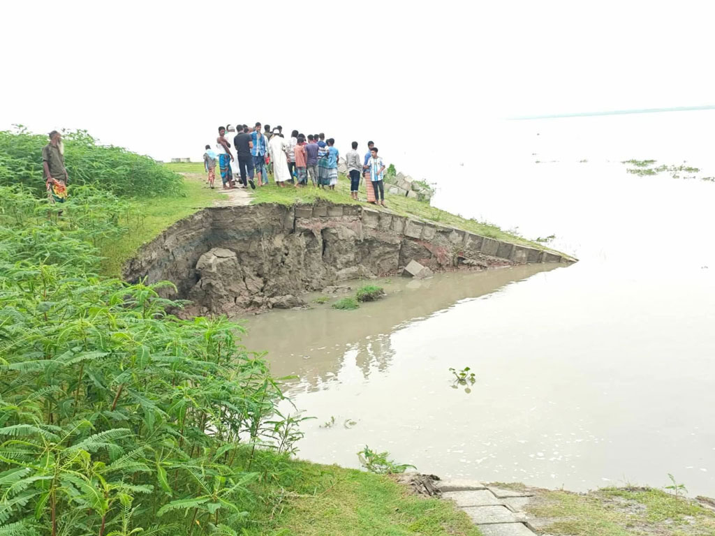 যমুনার তীব্র স্রোতে সিরাজগঞ্জে তীররক্ষা বাঁধের ৩০ মিটার ধস, ভাঙন আতঙ্ক
