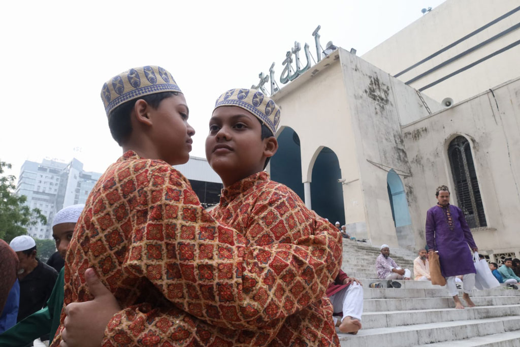 বড়দের পাশাপাশি ছোটরাও নামাজ শেষে ঈদ শুভেচ্ছা বিনিময় করে। ছবি: আজকের পত্রিকা
