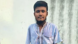 বিদ্যুৎস্পৃষ্টে দুই হাত হারানো সীতাকুণ্ডের রাব্বি এবারও পেলেন জিপিএ-৫