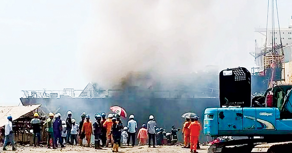 সীতাকুণ্ডে জাহাজভাঙা কারখানায় বিস্ফোরণ, গুরুতর আহত ১০ শ্রমিক