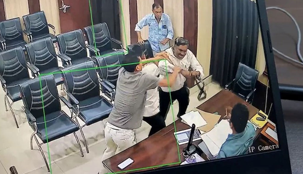 উত্তর প্রদেশে শিক্ষা কর্মকর্তাকে বেল্ট খুলে পেটালেন শিক্ষক