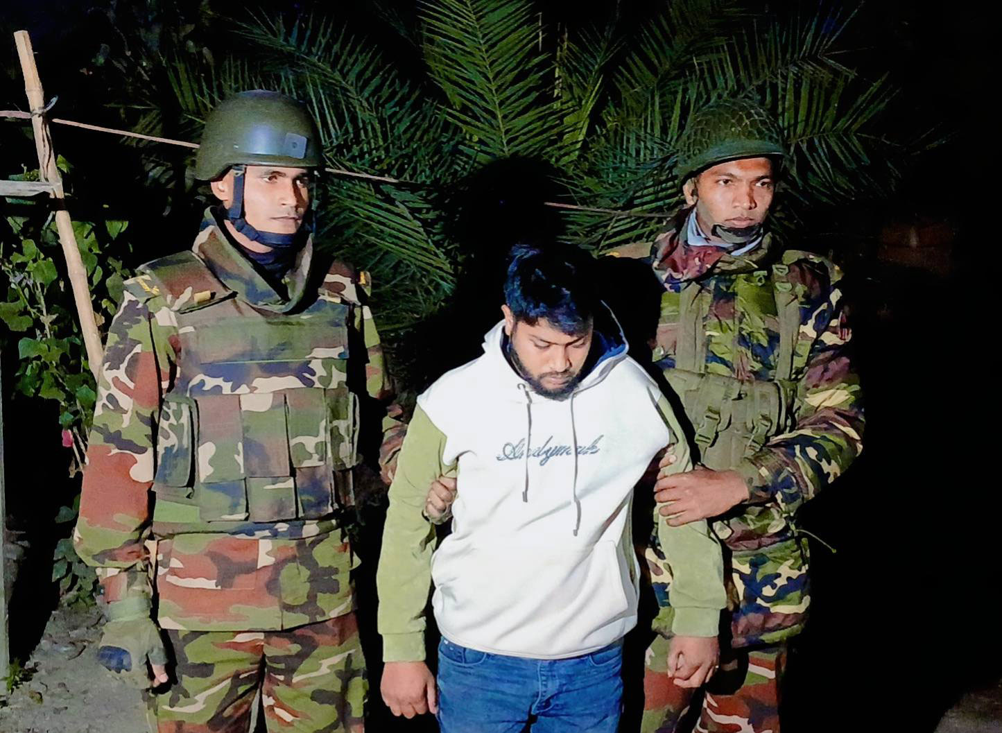 বগুড়ায় বিদেশি পিস্তলসহ সন্ত্রাসী সাজ্জাদ ও তাঁর স্ত্রী আটক