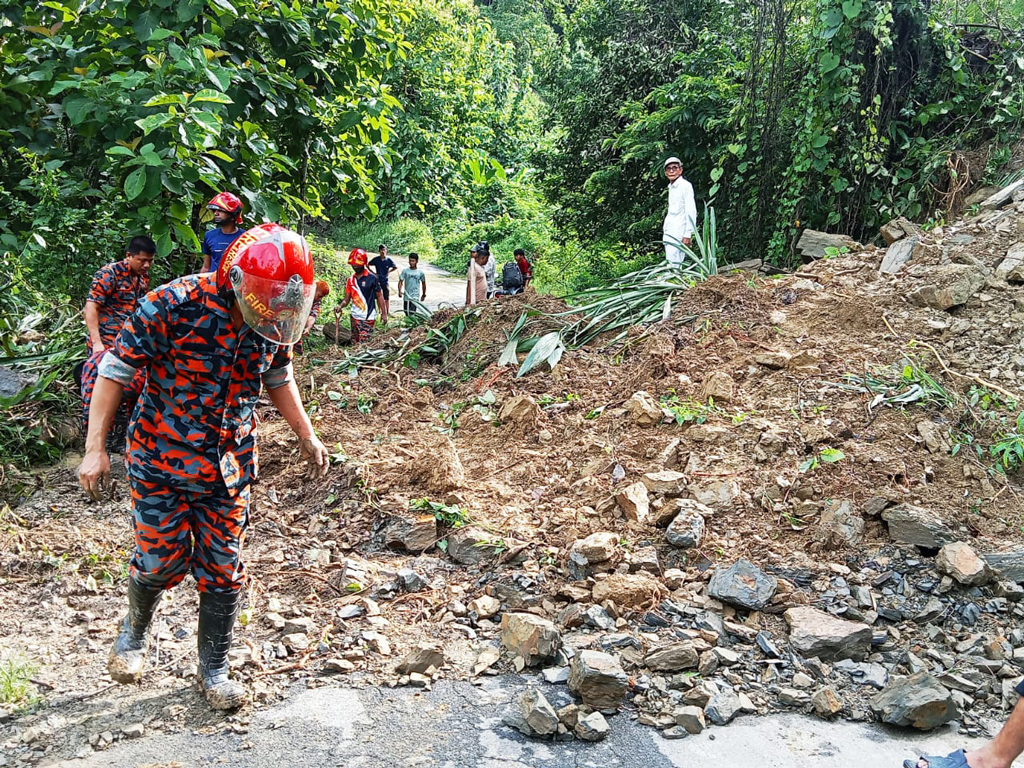 সাজেকে পাহাড়ধসে খাগড়াছড়ির সঙ্গে সড়কযোগাযোগ বিচ্ছিন্ন, শতাধিক পর্যটক অবরুদ্ধ