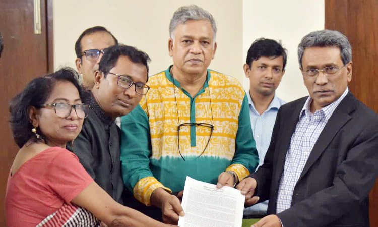 ঐকমত্য কমিশনের কাছে সুজনের তৈরি ‘জাতীয় সনদ’ হস্তান্তর