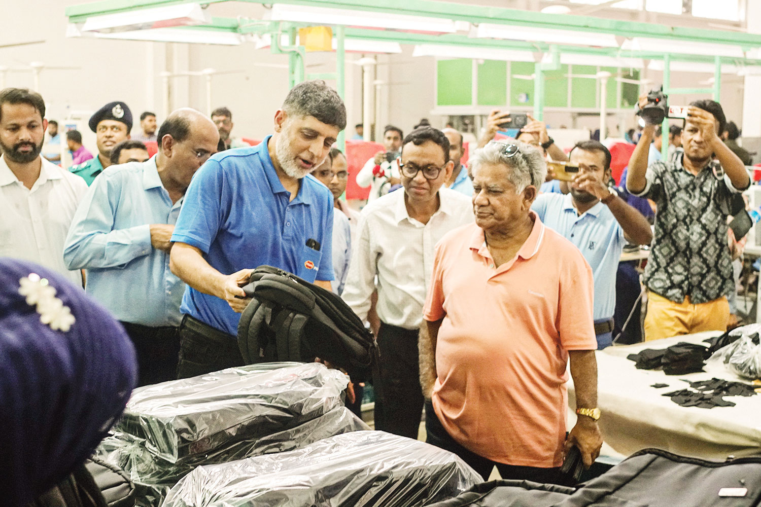 রাজশাহী টেক্সটাইল মিলসে তৈরি হচ্ছে মানিব্যাগ, জুতা