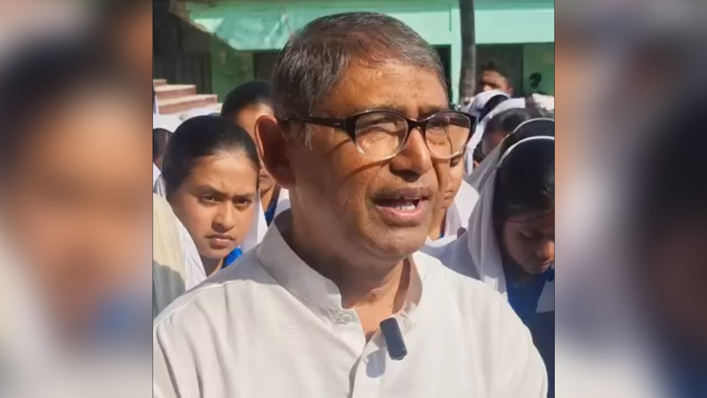 নিজেকে মুক্তিযোদ্ধা দাবি করে আলোচনায় বিএনপি নেতা আযম খান