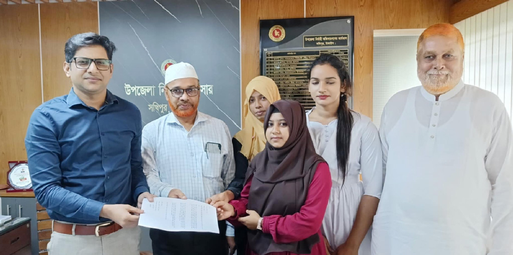 সখীপুরে সড়ক সংস্কারে ইউএনওকে স্মারকলিপি দিল মেধাভিত্তিক ছাত্রী সংসদ