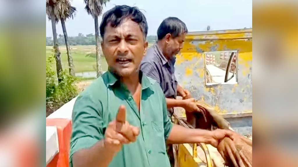নদীতে গরুর চামড়া ফেলার অভিযোগে আটক ১