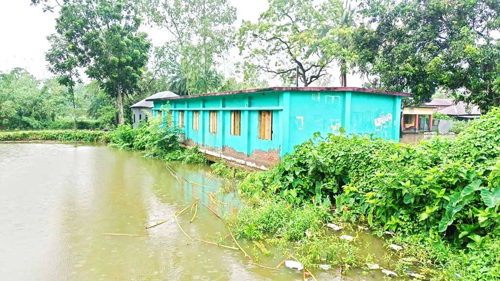 পাবনার ফরিদপুর: বিদ্যালয় ভবন পুকুরে ধসে পড়ার ঝুঁকিতে