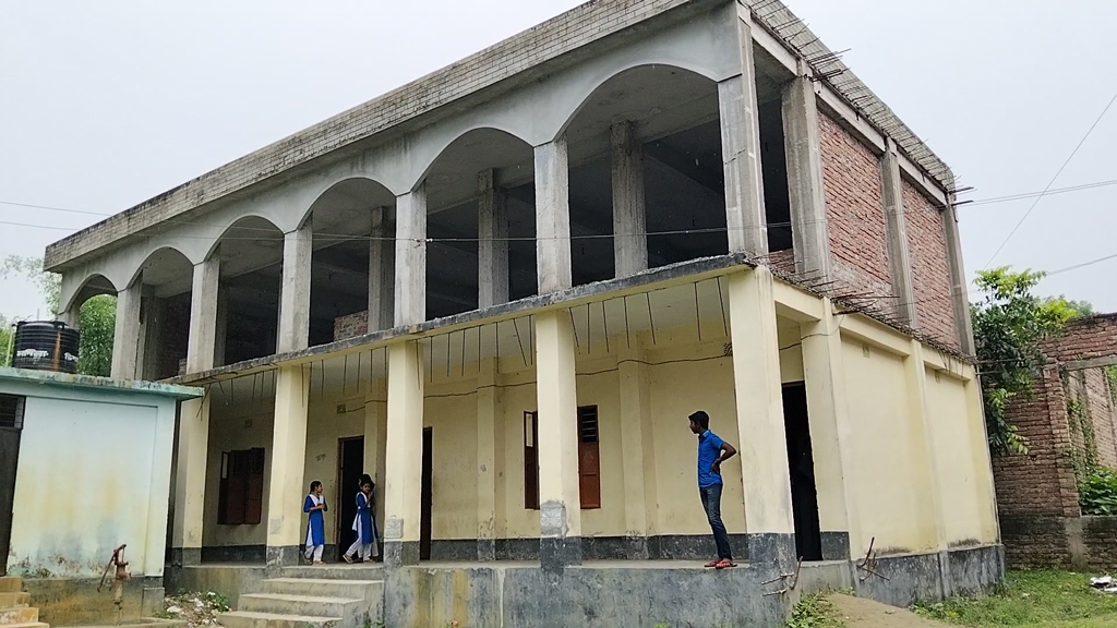 সিঁড়ি ছাড়াই বানানো হলো স্কুলের দোতলা ভবন, ৪ বছর ধরে অব্যবহৃত