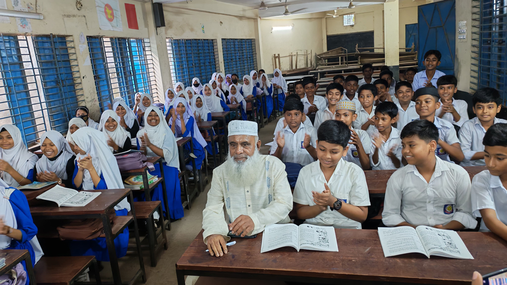 স্কুলশিক্ষার্থীদের সঙ্গে বসে ক্লাস করলেন এমপি