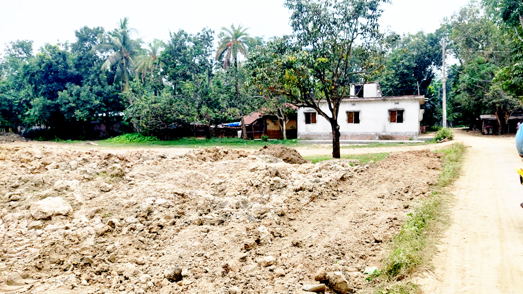 রাজশাহীর দুর্গাপুরে স্কুল মাঠ ভরাটের অভিযোগ আ. লীগ নেতার বিরুদ্ধে, প্রশাসন নীরব