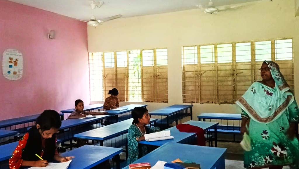 পুরো স্কুল মিলিয়ে ৬ শিশু উপস্থিত থাকা প্রতিষ্ঠানের প্রধানকে শোকজ