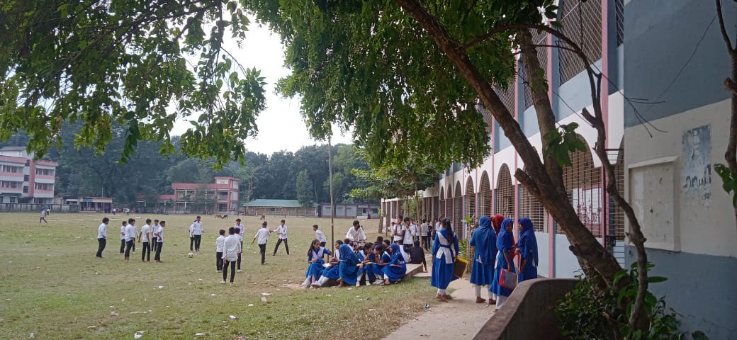 শিক্ষকদের কর্মবিরতিতে বার্ষিক পরীক্ষা বন্ধ, মাঠে ঘুরছে শিক্ষার্থীরা