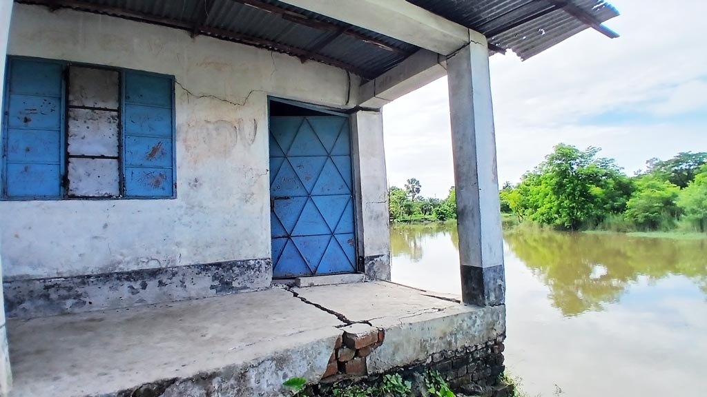 ফেনীতে কাটাখালী নদীর ভাঙনে বিলীন হওয়ার ঝুঁকিতে স্কুলভবন