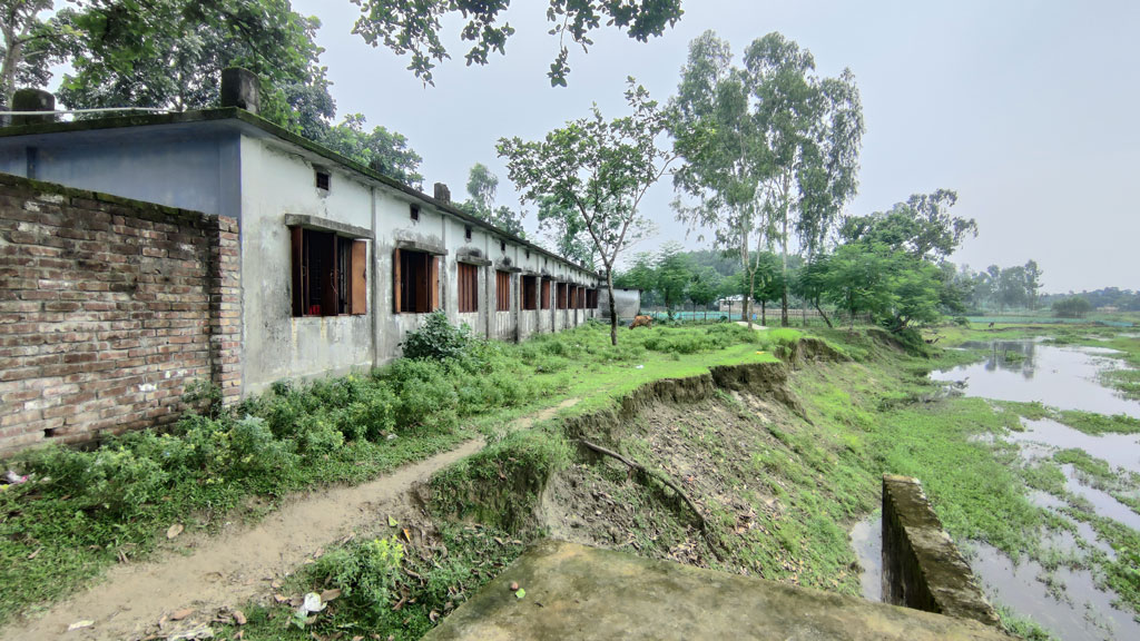 ইছামতীর ভাঙনে হুমকির মুখে স্কুল