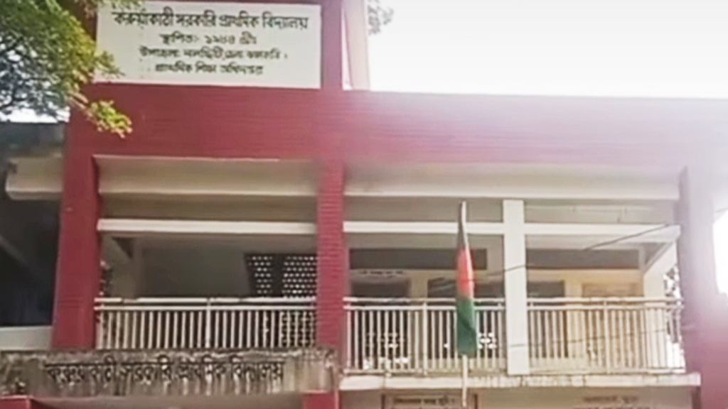 অবরুদ্ধ প্রধান শিক্ষিকা, উদ্ধার করল পুলিশ