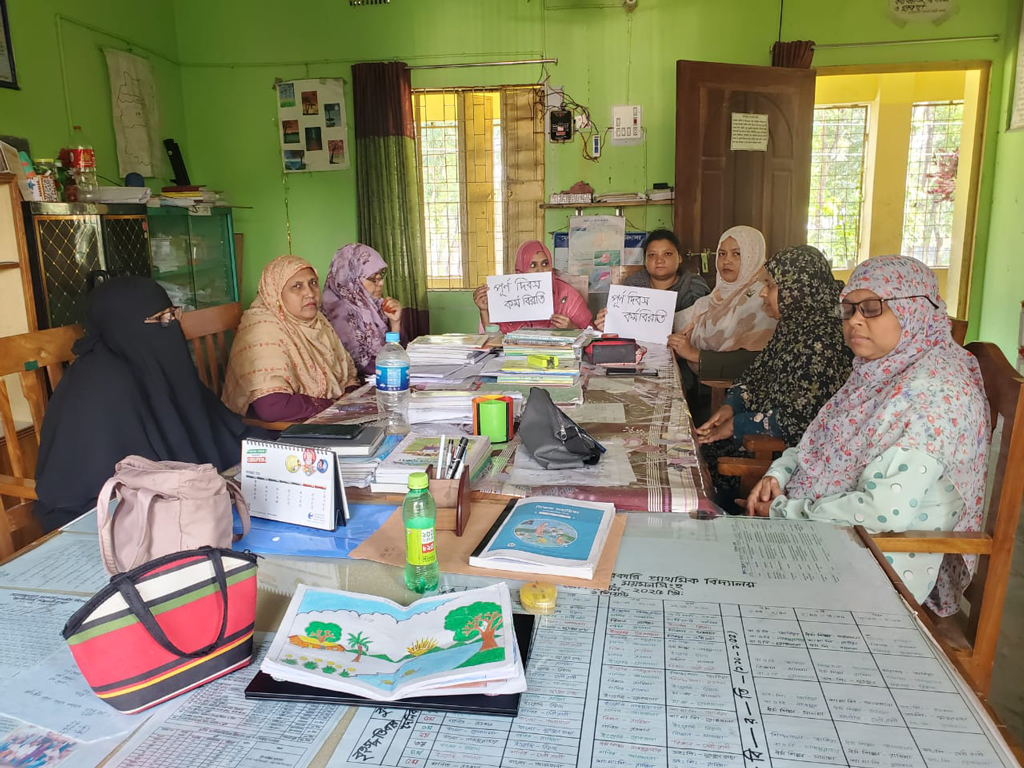 নান্দাইলে কর্মবিরতিতে শিক্ষকেরা, মাঠে খেলাধুলায় মেতেছে শিশুরা