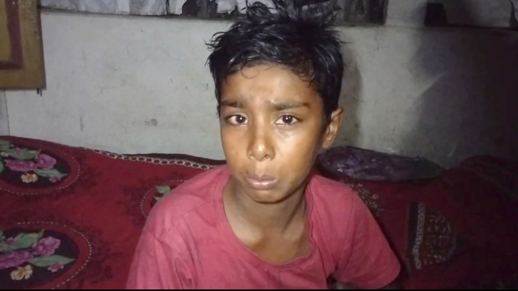 বরফ জমাট পানির বোতল দিয়ে স্কুলছাত্রের মাথায় শিক্ষকের আঘাত, মুহূর্তেই জ্ঞান হারাল ছাত্র