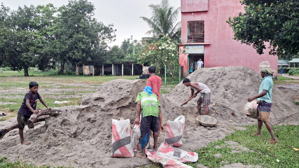 কারখানার কাছে স্কুলমাঠ ভাড়া দিলেন প্রধান শিক্ষক, বন্ধ শিক্ষার্থীদের খেলাধুলা